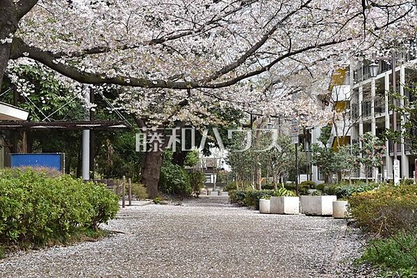 蚕糸の森公園 (390m)