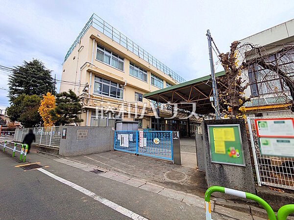 世田谷区立烏山小学校 (730m)