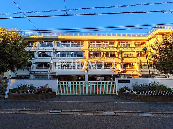 世田谷区立上祖師谷中学校 (230m)