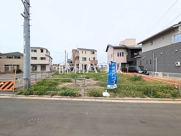 現地写真　【富士見市大字水子】戸建住宅が立ち並ぶ住宅地。静かな時間の流れ。ゆっくりと傾きを変えていく陽の光が清楚な家々を色鮮やかに演出してくれます。