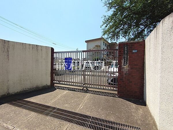 八王子市立清水小学校 (710m)