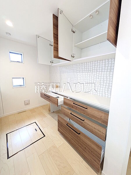 C号棟　カップボード付きで収納もバッチリ！家事がはかどりそうですね。　【練馬区大泉町2丁目】