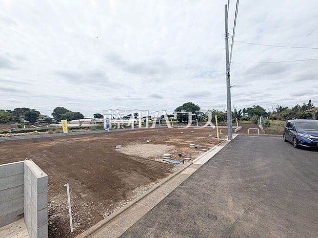 小学校まで徒歩圏内。落ち着いた低層住居専用地域で、子供の成長を見守る暮らし。 接道状況および現場風景 【清瀬市下清戸4丁目】