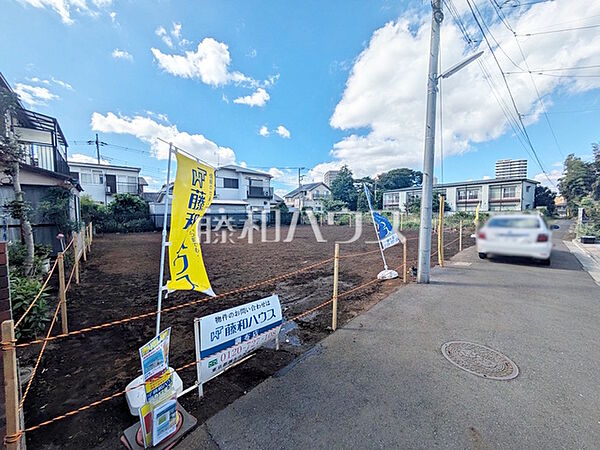 ≪現場風景≫つつじヶ丘駅より徒歩4分、この恵まれたロケーションによる幸福感は、毎朝の通勤時にしっかりと感じられるのではないでしょうか。　【調布市西つつじケ丘4丁目】　【調布市西つつじケ丘4丁目】