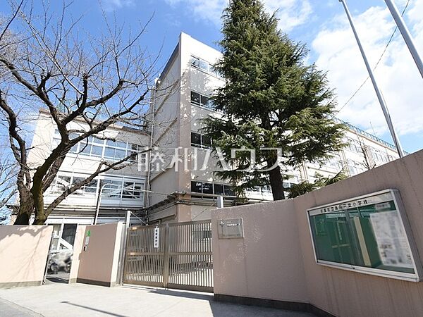 杉並区立高井戸東小学校 (520m)