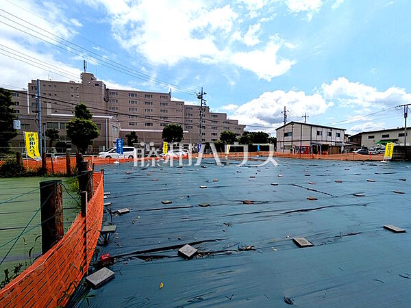 ≪現地外観≫周囲に高い建物のないエリアのため、空が大きく感じます。【府中市日新町2丁目】