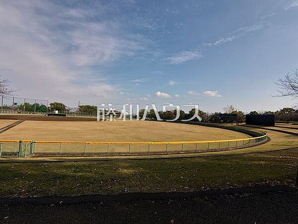 稲城中央公園野球場 (570m)