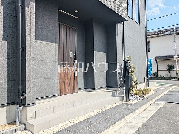 ◆モデルハウス　玄関◆ 玄関はお家の顔！植栽やガーデングッズなどを利用し、お客様をお出迎えする玄関アプローチをオシャレに飾ってみてはいかがでしょうか。
