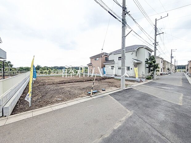家族の成長を見守る。5m公道に面した解放感と陽だまりの区画。 【1期】接道状況および現場風景 【清瀬市下清戸1丁目】