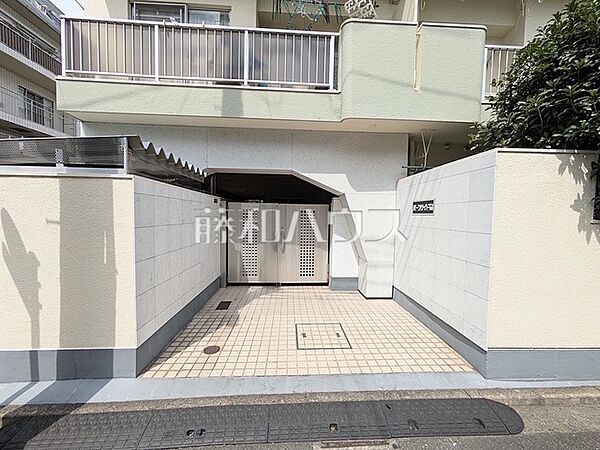 ≪エントランス≫物件の事、諸費用の事など、小さな疑問も、お気軽にご連絡・ご相談下さい。　【パークサイド砧】