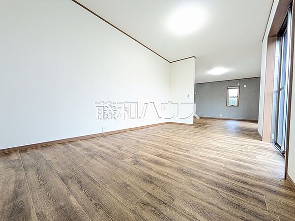リビング　【日野市豊田4丁目】 たくさんの窓から陽が差し込む明るく開放的なリビング　