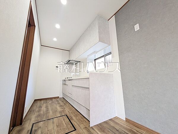キッチン　【日野市豊田4丁目】 独立キッチンは、煙やにおい、音などを気にせずに料理が作れます。　