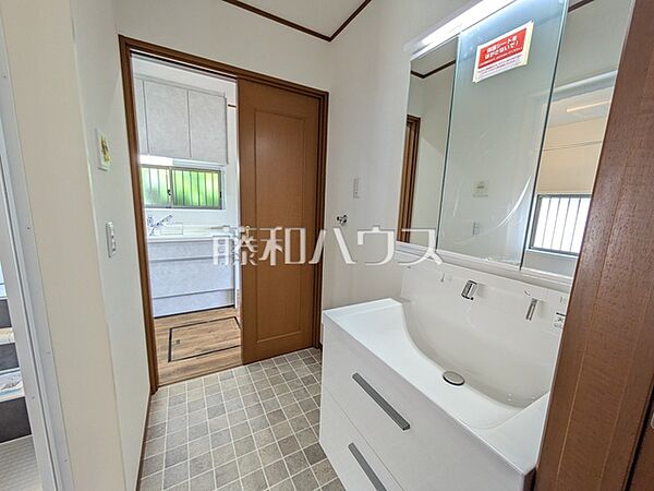 洗面室　【日野市豊田4丁目】洗面室・浴室・キッチンがコンパクトにまとまっているので、効率よく家事ができます。