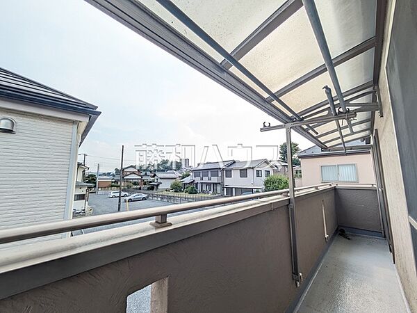 バルコニー　【日野市豊田4丁目】2部屋からバルコニーへ出られるため、洗濯物を干す際にも家族が寝ている部屋を通らずに出入りができて便利です。