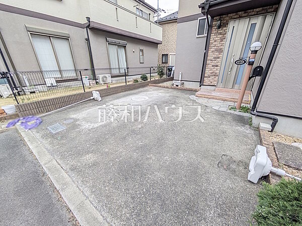 カースペース　【日野市豊田4丁目】間口も十分な幅があり、大きめの車（車種による）でもラクラク駐車していただけます。