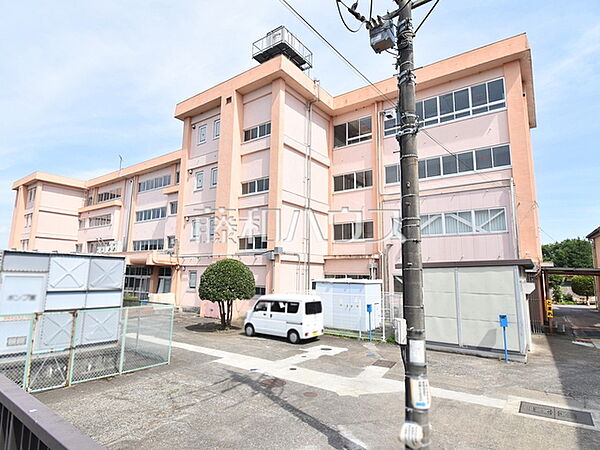 八王子市立長房小学校 (600m)