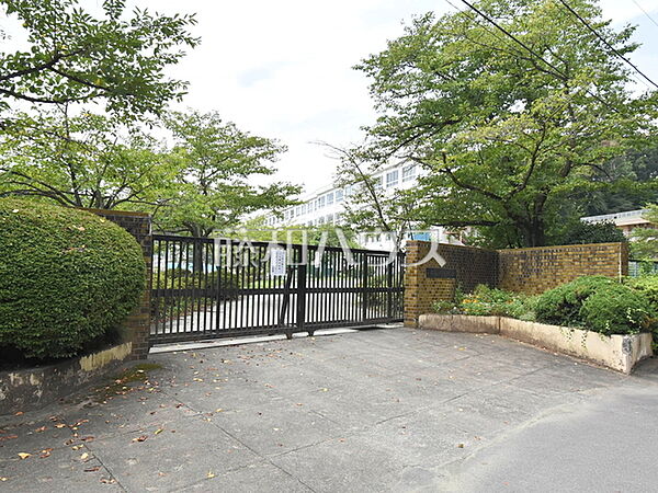 八王子市立長房中学校 (1100m)