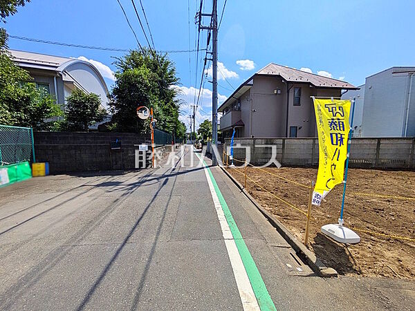 接道状況および現場風景　【杉並区成田西1丁目】見学はしたいけど、なかなか時間が取れない…そんな方に出勤前や仕事終わりにマイホームを見学できるサポートをいたします。　
