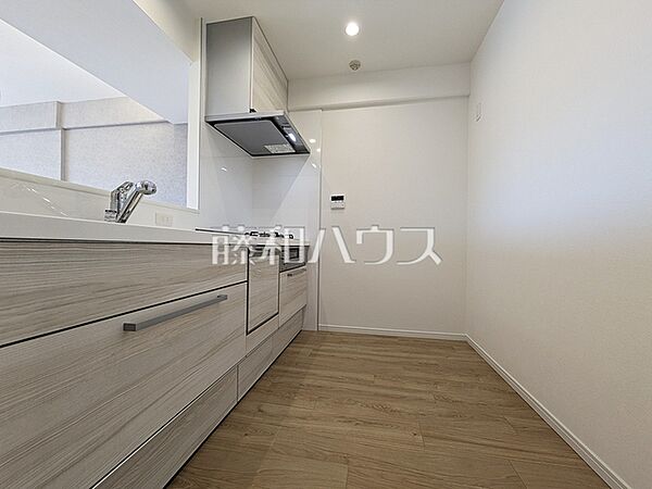 キッチン　【ライオンズヒルズ調布つつじヶ丘・弐番館】使いやすくスタイリッシュなシステムキッチンには、毎日お使いになる方の視点が存分に活かされています。　