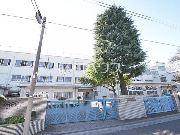 中野区立北中野中学校 (890m)