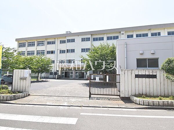 八王子市立第二中学校 (850m)