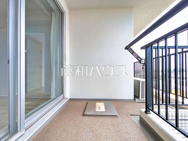 バルコニー　5.5帖の居室とリビングからもバルコニーへ出られるため、洗濯物を干す際にも家族が寝ている部屋を通らずに出入りができて便利です。【クイーンズフィールドひばりが丘ハイム】