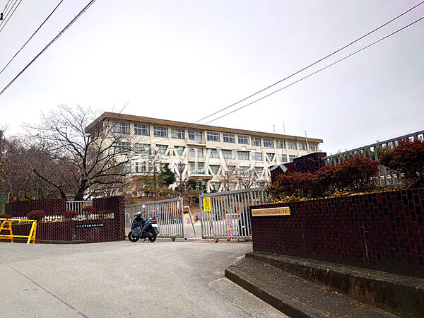 八王子市立由木西小学校 (1630m)
