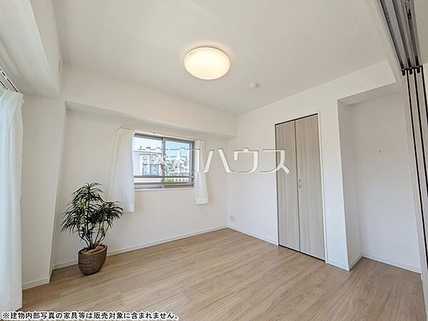 ≪居室≫各部屋に収納も完備されるため、部屋もしっかり片付きそうですね♪　【セイガステージ府中栄町】