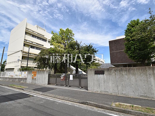 狛江市立狛江第二中学校 (580m)
