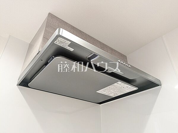 レンジフード　【志木ニュータウン東の森壱番館六号棟】 お手入れのしやすいレンジフードは見た目もスッキリしていて、料理時の油煙やニオイを効率的に外に出せます。