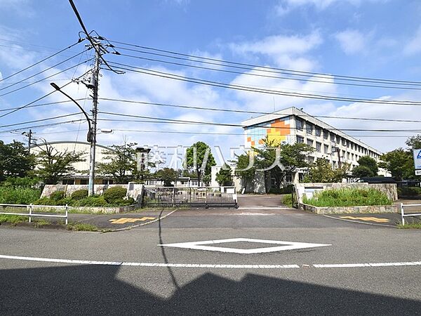 多摩市立多摩永山中学校 (190m)