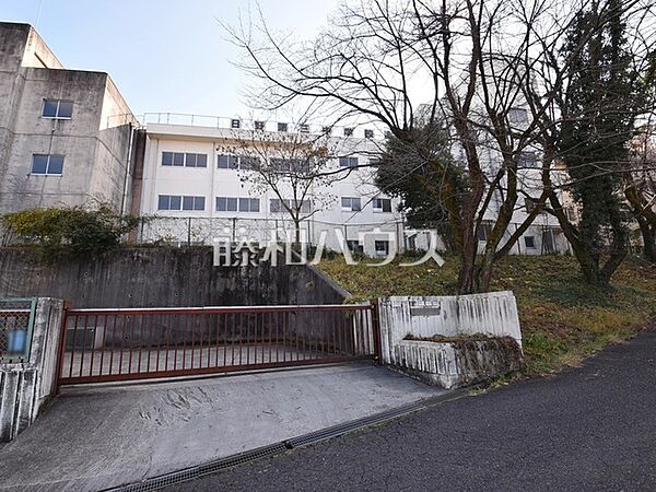 日野市立日野第三中学校 (810m)