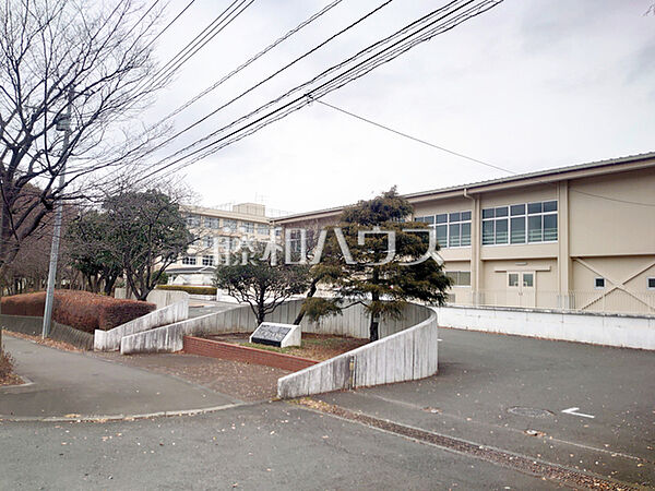 八王子市立南大沢小学校 (360m)