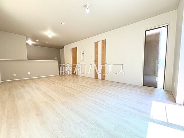 リビング　【東村山市恩多町5丁目】