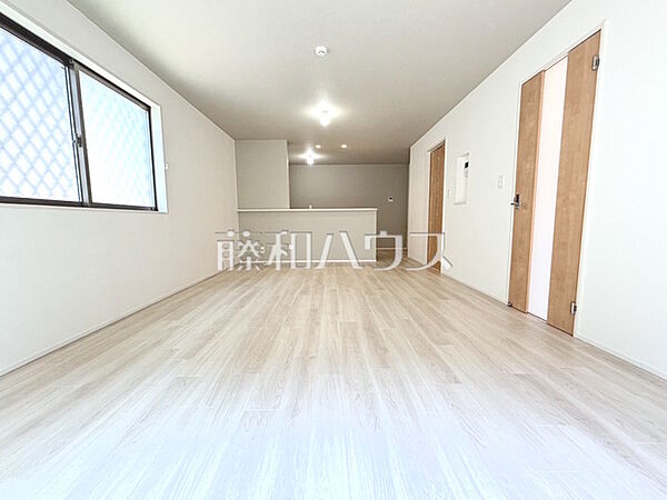 リビング　【東村山市恩多町5丁目】