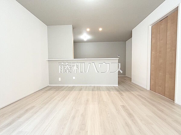 リビング　【東村山市恩多町5丁目】
