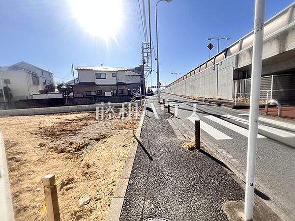 接道状況および現場風景　【日野市百草】 前面道路は歩道もあり、小さなお子様にも安心ですね。　