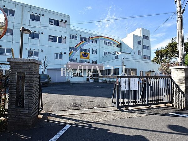 日野市立夢が丘小学校 (710m)
