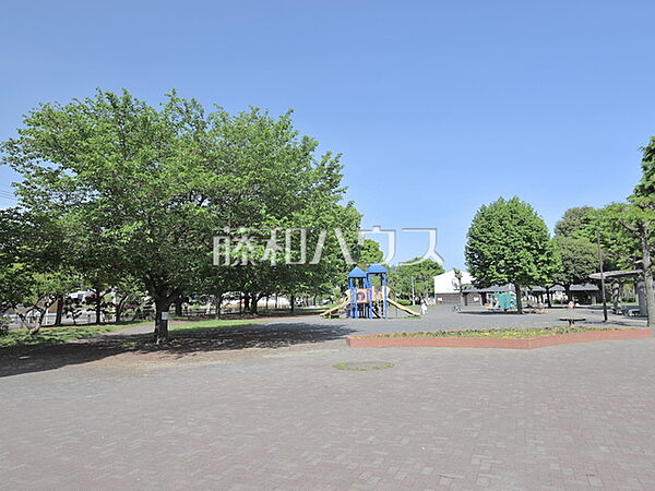 万願寺中央公園 (690m)