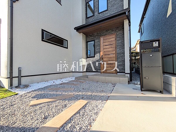 A号棟　玄関へのアプローチ　【八王子市めじろ台3丁目】