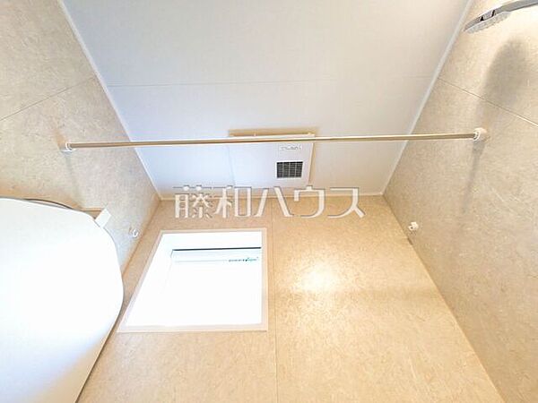 浴室乾燥機(浴室内上部) 雨の日の強い味方！浴室換気乾燥機付きユニットバスで洗濯物が乾かせます。
