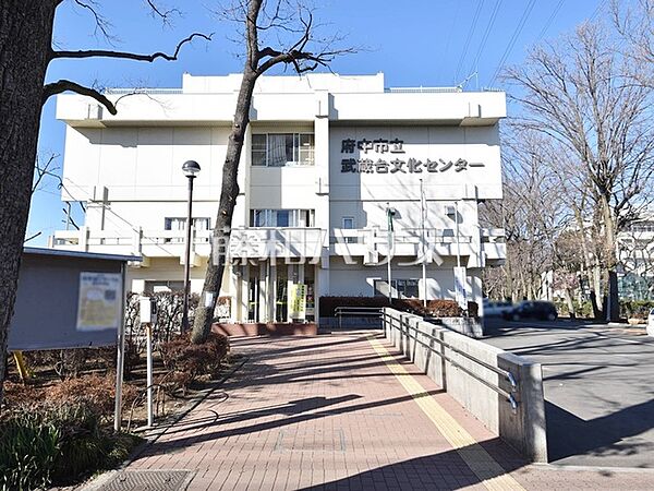 府中市立武蔵台図書館 (710m)
