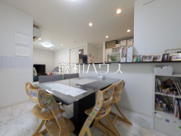 ≪リビング≫　対面キッチンを採用したリビングは明るく開放感を主として設計しました。一日の中で一番長く家族が集まる場所だから機能性と利便性を重視しました。　【府中市日新町3丁目】