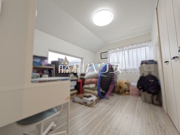 ≪居室≫　木目が美しいウッディなフローリングの居室は、穏やかで心安らぐ空間となるでしょう。　【府中市日新町3丁目】