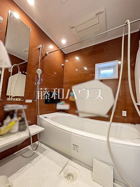 ≪浴室≫　落ち着いた色合いで疲れたからだを癒す、贅沢なくつろぎ空間です。　【府中市日新町3丁目】
