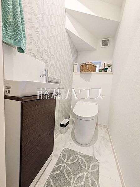 ≪トイレ≫　温水洗浄機能付きトイレで清潔にご使用いただけます。　【府中市日新町3丁目】