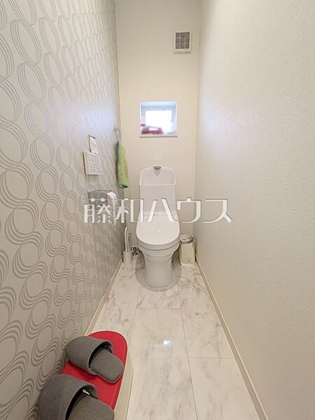 ≪トイレ≫　清潔な空間を保ちたいトイレはオフホワイトでまとめました。毎日使う場所だからこそお手入れも楽々にできる機能が搭載されております。汚れが付着しにくい便器はお掃除も楽々です。
