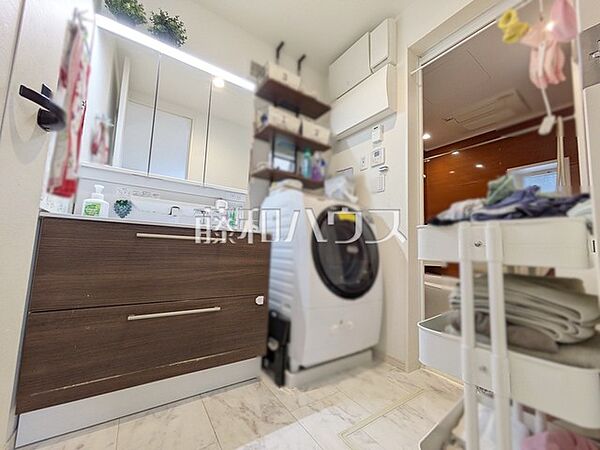 ≪洗面室≫　洗面化粧台のボウルは汚れにくく、幅も広めでお掃除も楽々できます。　【府中市日新町3丁目】