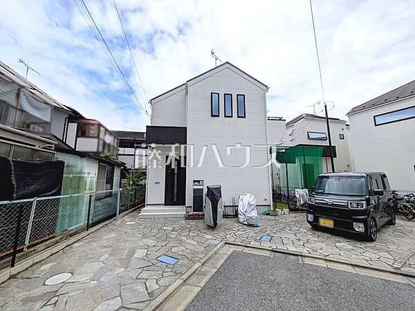 ≪接道状況および現場風景≫　ご家族ぞれぞれの思い出と、どこまでも広がる空を独り占め！晴れ渡った青空の袂に、暖かな光に包まれ四季折々の風を感じる、幸せの空間がここに。　【府中市日新町3丁目】
