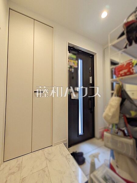 ≪玄関≫　通路じゃなくて、魅せる空間。アクセントクロスが映える階段。　【府中市日新町3丁目】